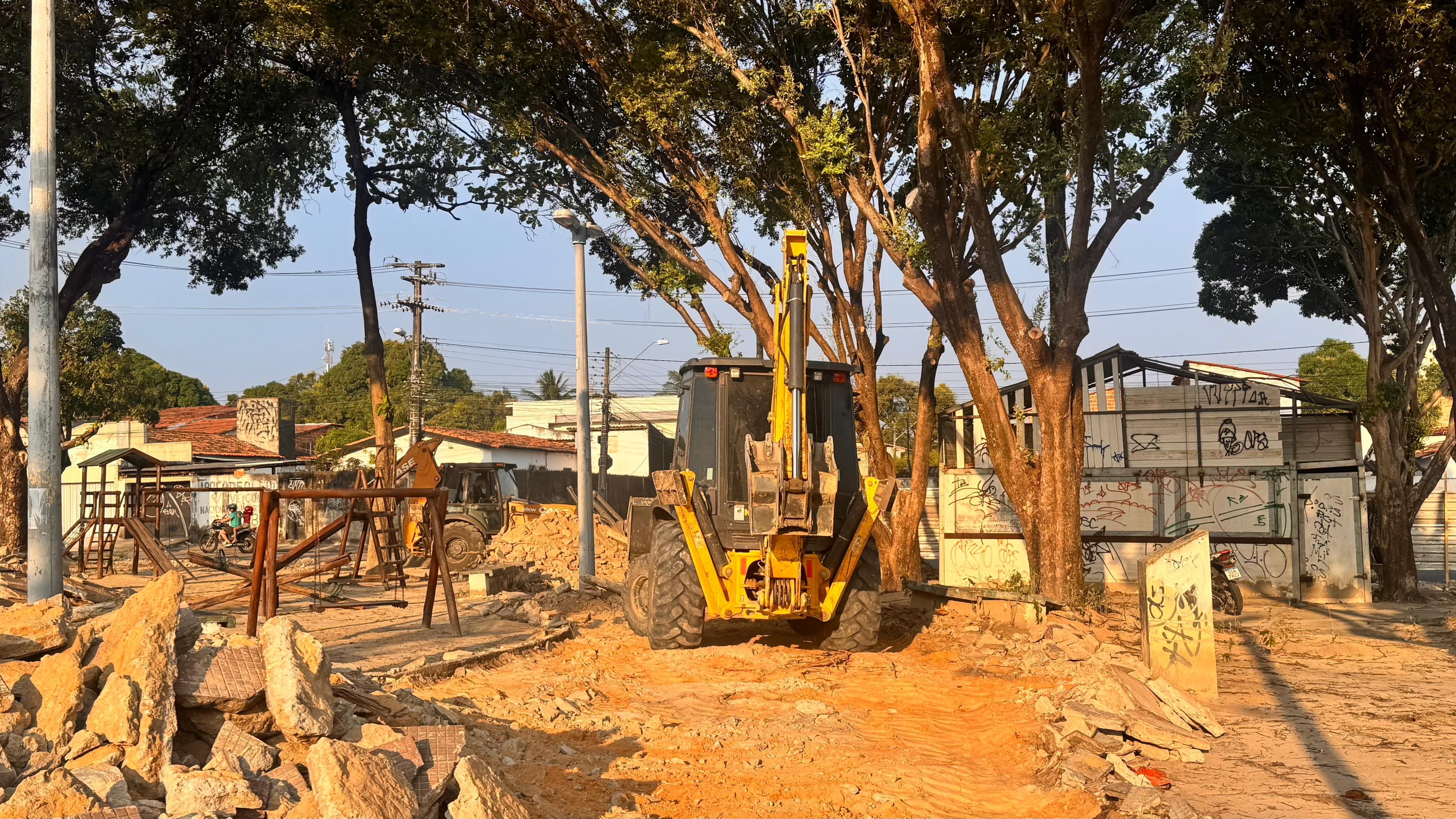 escavadeira sendo usada na praça da coelce para quebrar o piso